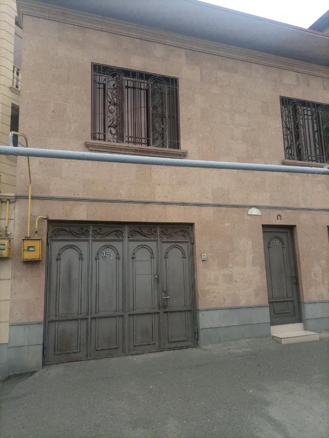 Hero Hostel Ереван Екстериор снимка